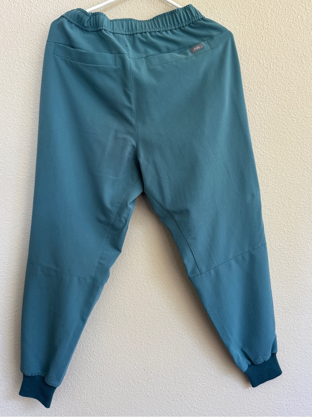 FIGS Men’s Hydrogreen Scrub Set - Picture 5 of 6